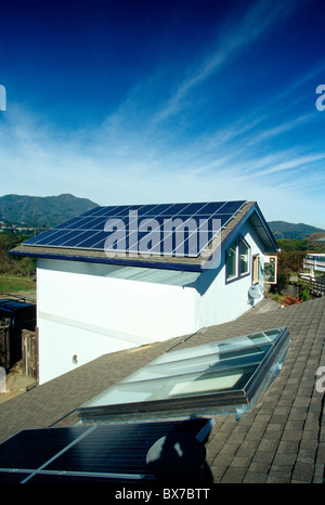 Solar Electric pannelli sul tetto di residenza, Foto Stock