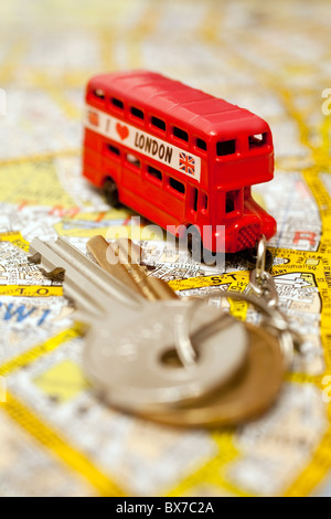 Bus rosso a due piani keyring sulla mappa di Londra Foto Stock