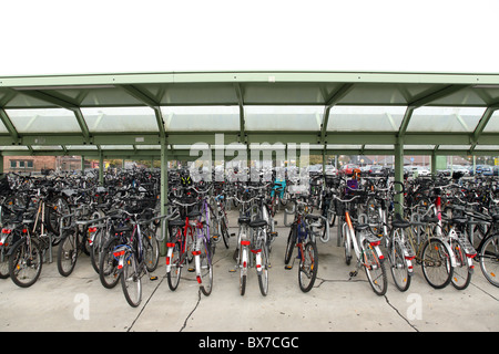 Le biciclette parcheggiate presso la stazione degli autobus, Erkner, Germania Foto Stock