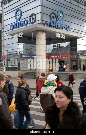 La gente di fronte Origo shopping centre, Riga, Lettonia Foto Stock