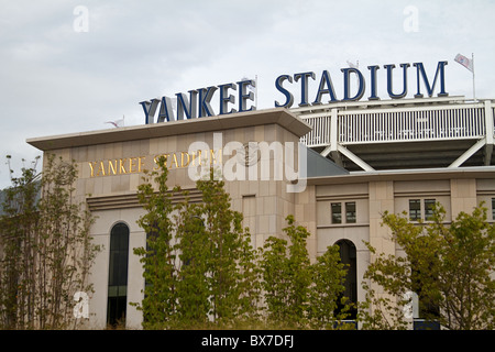 Scene da intorno il bellissimo e nuovo Yankee Stadium nel Bronx Foto Stock