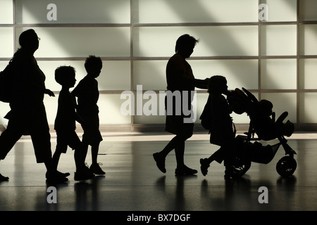 Sagome di madri con bambini, Berlino, Germania Foto Stock