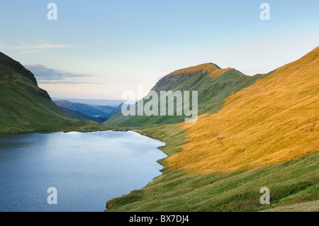 La luce del sole su San Domenica Falesia e Grisedale Tarn nel Lake District inglese Foto Stock