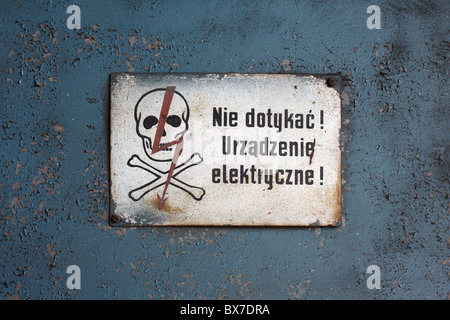 Cartello in una fabbrica ammonisce: Non toccare! Apparecchio elettrico!, Poznan, Polonia Foto Stock