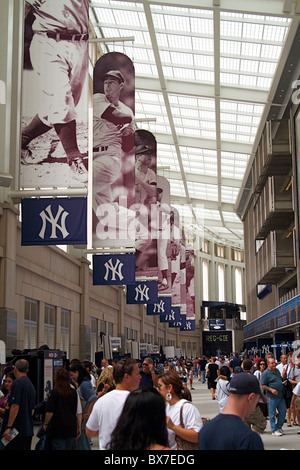 Scene da intorno il bellissimo e nuovo Yankee Stadium nel Bronx Foto Stock