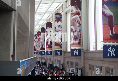 Scene da intorno il bellissimo e nuovo Yankee Stadium nel Bronx Foto Stock