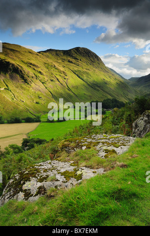 In tarda serata la luce del sole estivo su San Domenica roccioso e la valle Grisedale nel Lake District inglese Foto Stock