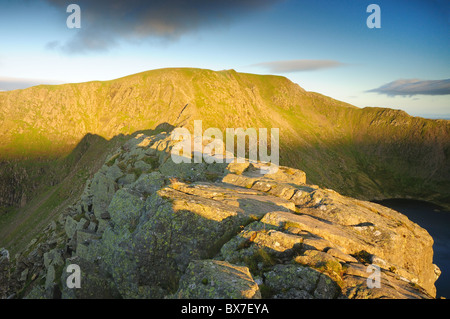 Vista lungo il bordo di estensione all'alba verso il vertice di Helvellyn nel Lake District inglese Foto Stock
