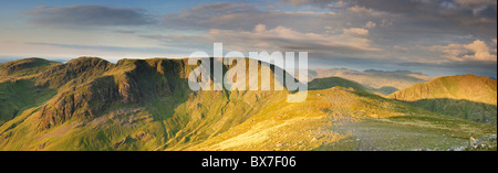 Fairfield, Hart Crag e colomba falesia vista panoramica. Prese da San Domenica roccioso nel Lake District inglese Foto Stock