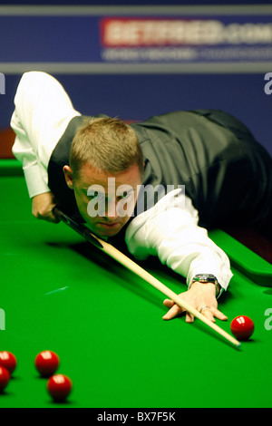 Stephen Hendry di Scozia (PIC) in azione nuovamente eun Zhang di Cina , durante il primo round del Betfred World Snooker Cha Foto Stock