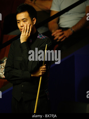 Liang Wenbo della Cina in azione contro Ronnie OSullivan dell Inghilterra, durante il primo round del Betfred World Snooker Champions Foto Stock