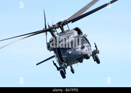 MH-60G Blackhawk CSAR Combattere la ricerca e salvataggio in elicottero in volo durante il 2010 San Francisco flotta Airshow di settimana. Foto Stock