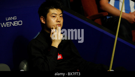 Liang Wenbo della Cina in azione contro Ronnie OSullivan dell Inghilterra, durante il primo round del Betfred World Snooker Champions Foto Stock