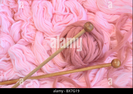 Sfera di lana di colore rosa con aghi Foto Stock