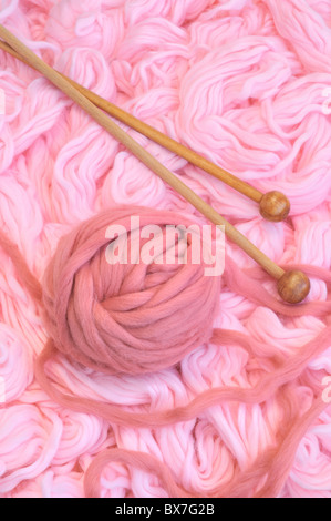 Sfera di lana di colore rosa con aghi Foto Stock