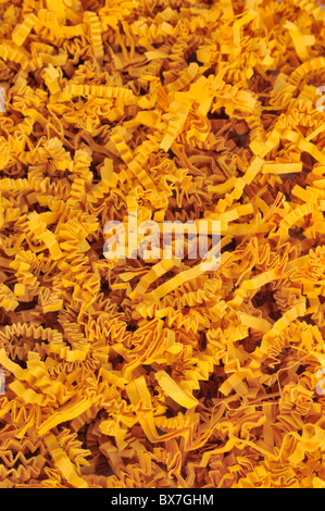 Dettaglio di orange shredded carta da imballo - sfondo Foto Stock