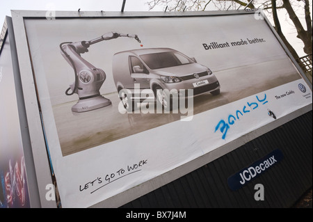 JCDecaux billboard sito che presenta poster pubblicitario per VW Caddy furgoni con stile Banksy grafitti Foto Stock