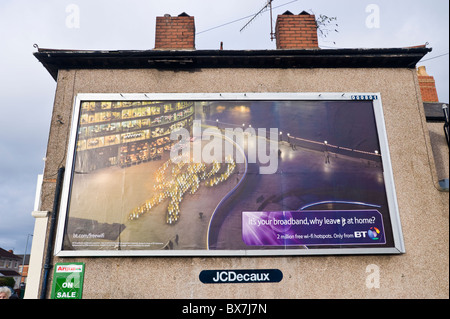 JCDecaux billboard sito che presenta poster pubblicitario per banda larga BT sulla parete di fondo della costruzione Foto Stock