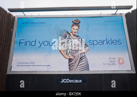 JCDecaux billboard sito che presenta poster pubblicitario per St David's Shopping Centre Foto Stock