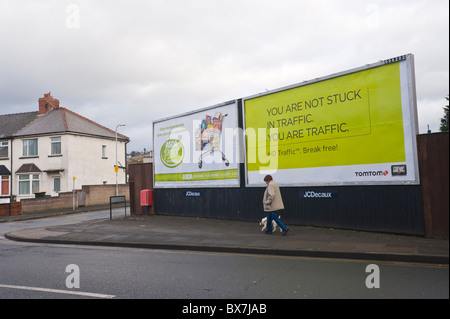 JCDecaux billboard sito che presenta i manifesti pubblicitari per ASDA e TOMTOM Sat Nav Foto Stock