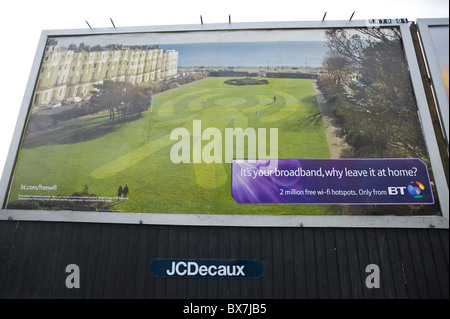 JCDecaux billboard sito che presenta poster pubblicitario per banda larga BT wi-fi gratuito Foto Stock