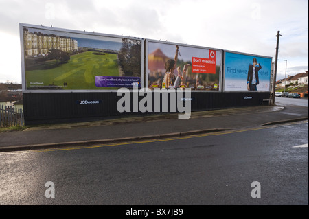 JCDecaux billboard sito che presenta poster pubblicitario per banda larga BT Vodafone e St David's Centre Foto Stock