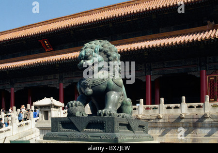 Lion di fronte al cancello della suprema armonia (TaiHeMen), il Palazzo Imperiale (Forbidden City), Pechino, World-Heritage Foto Stock