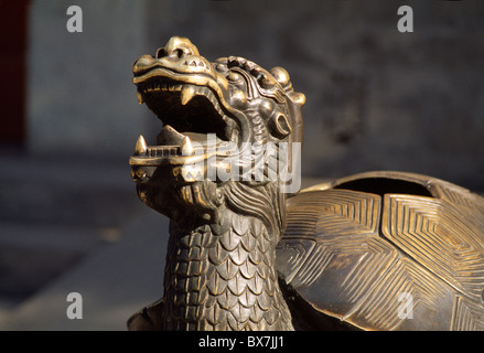 Bronzo nella parte anteriore del Dagoba bianco, Beihai-Park a Pechino Foto Stock