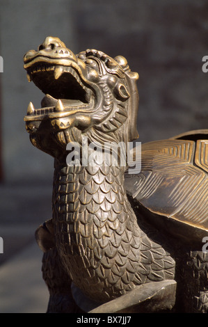 Bronzo nella parte anteriore del Dagoba bianco, Beihai-Park a Pechino Foto Stock