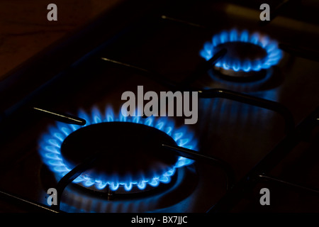 Forno di cottura a fiamma a gas nel buio Foto Stock