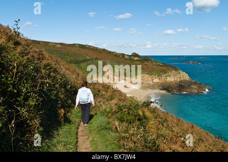 Dh Herm Isola di Guernsey Herm donna rambler camminando sul sentiero di Herm intorno all isola a piedi Foto Stock