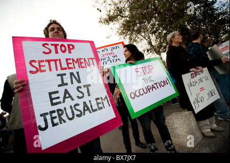 Gli attivisti di solidarietà a un settimanale di dimostrazione in Sheikh Jarrah, Gerusalemme est, protestare contro il popolo israeliano di acquisizione di case arabe. Foto Stock