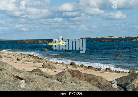 Dh Herm Isola di Guernsey Herm piccola pesca in barca a vela di Shell Beach Foto Stock