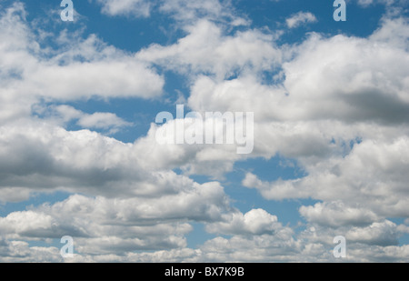 Nuvole bianche e soffici in fiera estate meteo sky per lo sfondo e sostituzioni. Foto Stock