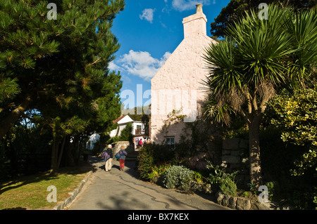 Dh Herm Isola di Guernsey Herm turisti camminando lungo Herm Harbour village street Foto Stock