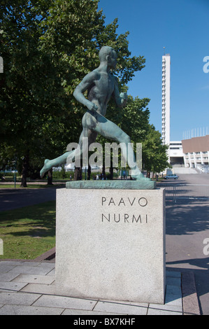 Una statua di Paavo Nurmi al di fuori dello stadio olimpico di Helsinki, Finlandia. Foto Stock