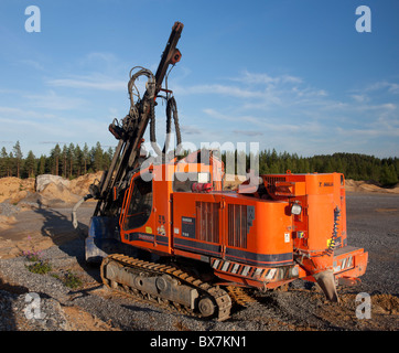 Superficie di roccia macchina perforatrice ( Tamrock / Sandvik Ranger pilota di roccia 780 ) utilizzato per praticare fori blast al sito di cava , Finlandia Foto Stock