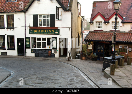 Una strada acciottolata a Whitby, North Yorkshire, Regno Unito Foto Stock