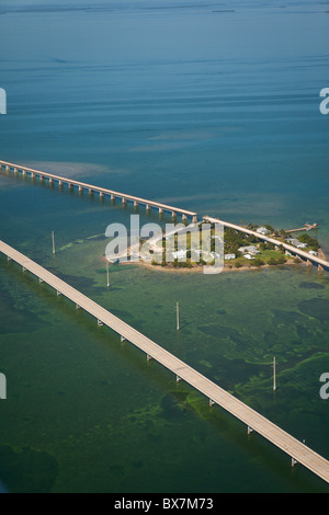 Vista aerea del Seven Mile bridge spanning i tasti in Florida. Foto Stock