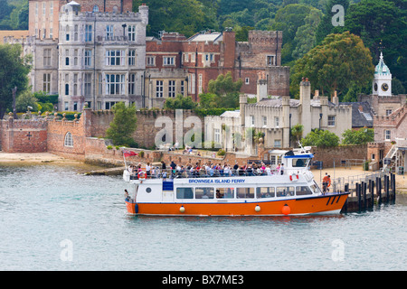 La Brownsea Island Ferry portando i turisti al Castello, Brownsea Island, Poole, Dorset Foto Stock
