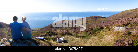 Una giovane coppia che gode della vista dal Mull of Kintyre, Argyll & Bute, Scozia UK - Islay e Giura sono visibili sullo sfondo Foto Stock