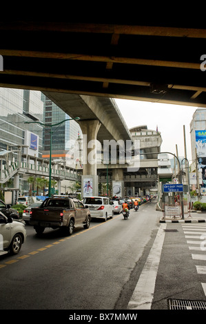 La congestione del traffico sulla Strada di Sukhumvit Road a Bangkok in Tailandia Foto Stock