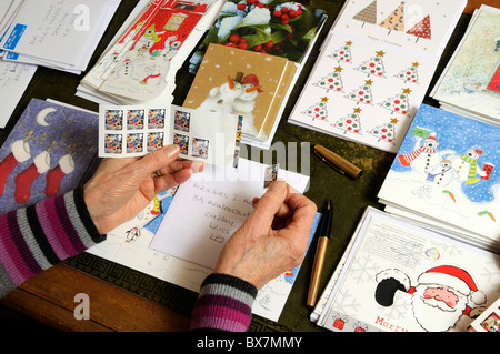 Grippaggio del tema natale British francobolli su buste contenenti festa di Natale biglietti di auguri Foto Stock