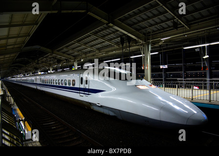 Giappone - il treno superveloce Shinkansen nella stazione di Kyoto Foto Stock