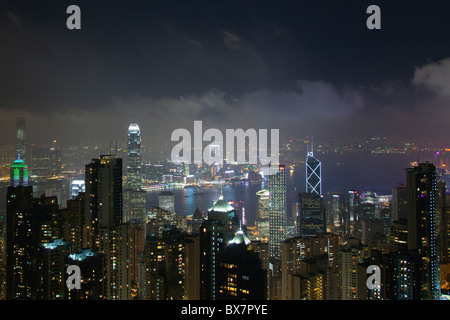 Il fantastico skyline di Hong Kong come si vede dal picco belvedere di notte. Imponenti strutture includono la ifc torri Foto Stock