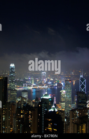 Il fantastico skyline di Hong Kong come si vede dal picco belvedere di notte. Imponenti strutture includono la ifc torri Foto Stock