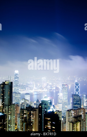 Il fantastico skyline di Hong Kong come si vede dal picco belvedere di notte. Imponenti strutture includono la ifc torri Foto Stock