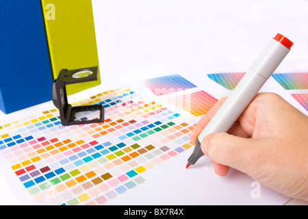 Graphic designer, stampante o ilustrator con campioni di colore Foto Stock