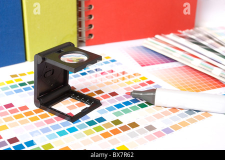 Fotografi lupe e campioni di colore come usato da un designer grafico o stampante Foto Stock