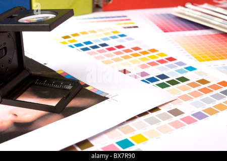Tipico di graphic designer desk controllo di una prova di stampanti Foto Stock